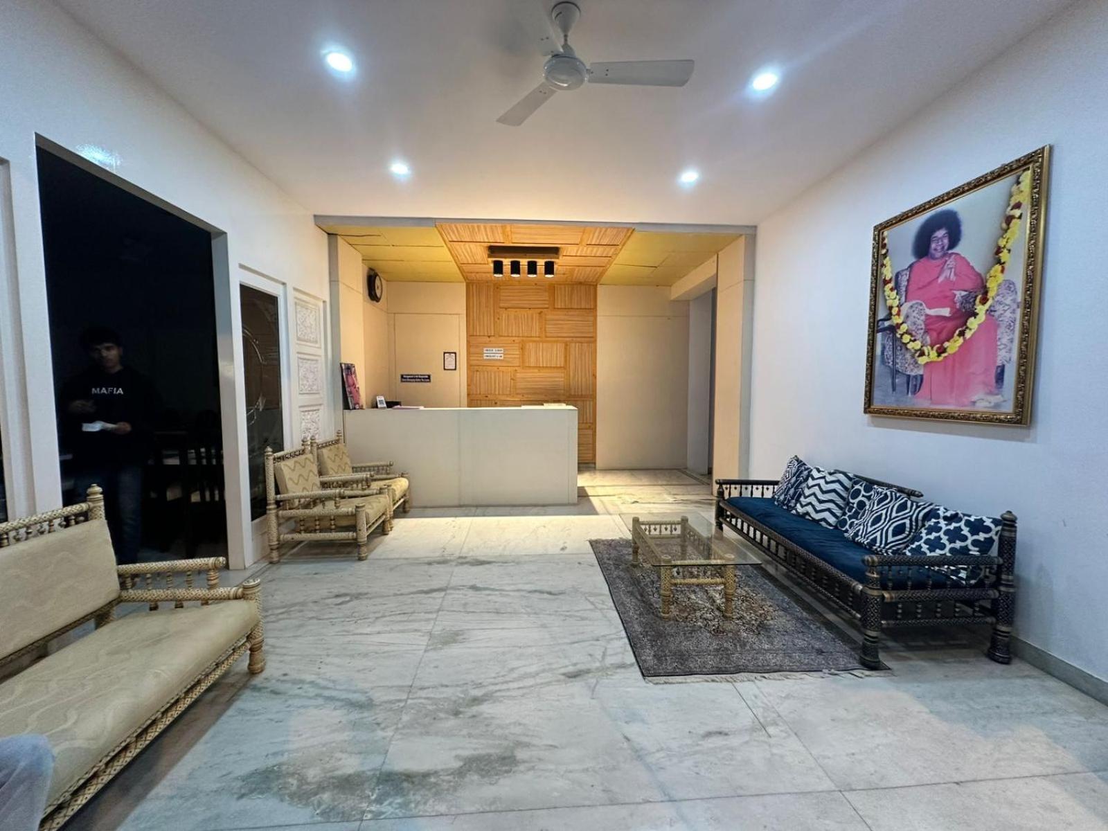 Hotel Sri Sathya Sai Bangalore Buitenkant foto