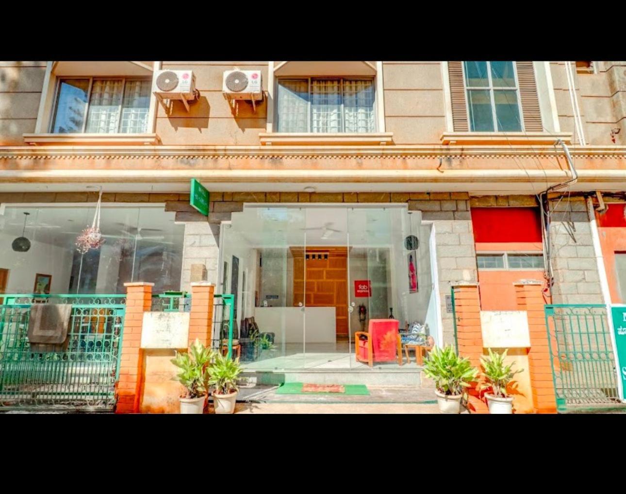 Hotel Sri Sathya Sai Bangalore Buitenkant foto