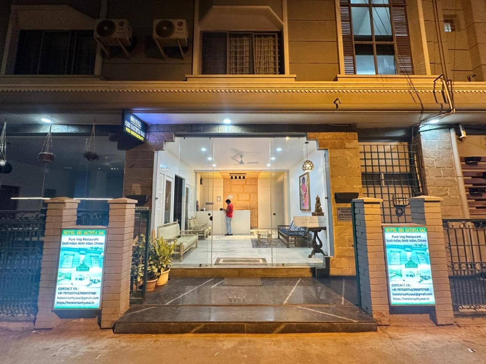 Hotel Sri Sathya Sai Bangalore Buitenkant foto